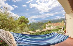 una hamaca azul en un balcón con vistas en Two-Bedroom Apartment In Sorana Pescia Pt, en Aramo