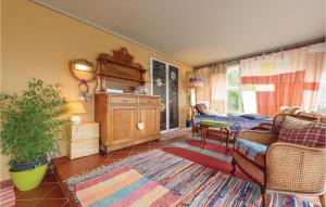 una sala de estar con un sofá y una mesa en Two-Bedroom Apartment In Sorana Pescia Pt, en Aramo 14 fotos más