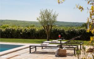 d'une terrasse avec une table et un verre de vin. dans l'établissement Villa Adastra, à Sveti Lovreč Pazenatički