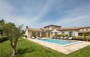 une piscine dans la cour d'une maison dans l'établissement Villa Adastra, à Sveti Lovreč Pazenatički
