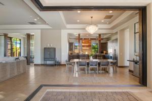 Un comedor y una cocina con mesa y sillas. en Private Pool & Hot Tub, Retreat - Large Luxury Smart Home, en Scottsdale