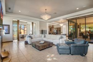 una sala de estar con un sofá y una mesa en Private Pool & Hot Tub, Retreat - Large Luxury Smart Home, en Scottsdale
