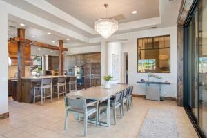 Una cocina con una gran mesa y sillas de madera. en Private Pool & Hot Tub, Retreat - Large Luxury Smart Home, en Scottsdale