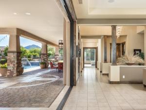 un vestíbulo abierto con vistas a una casa en Private Pool & Hot Tub, Retreat - Large Luxury Smart Home, en Scottsdale 46 fotos más