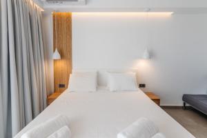 Postel nebo postele na pokoji v ubytování Pontikonisi Hotel & Suites