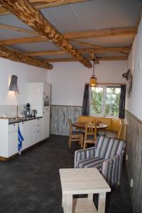 uma sala de estar com um sofá e uma mesa em De Droomhut em Den Hoorn