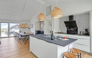 Kuchyň nebo kuchyňský kout v ubytování Lovely Home In Glesborg With Sauna