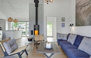 Posezení v ubytování Lovely Home In Glesborg With Sauna