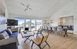 TV a/nebo společenská místnost v ubytování Lovely Home In Glesborg With Sauna