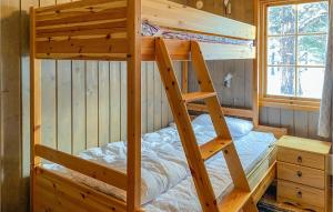 Letto a castello in una cabina con scala di 3 Bedroom Nice Home In Bjorli a Bjorli