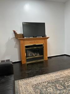 Televisyen dan/atau pusat hiburan di Sunset views & stylish confort