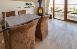 comedor con mesa y estufa de leña en Marina Minde, en Egernsund