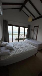 ein Schlafzimmer mit einem Bett mit Blick auf das Meer in der Unterkunft Villa 06 - Taiba Beach Resort - TBR in São Gonçalo do Amarante