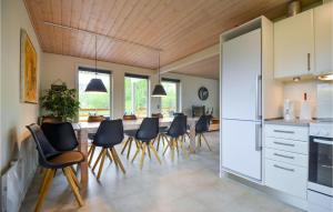 Kuchyň nebo kuchyňský kout v ubytování Amazing Home In Glesborg With Sauna