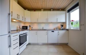 Kuchyň nebo kuchyňský kout v ubytování Amazing Home In Glesborg With Sauna