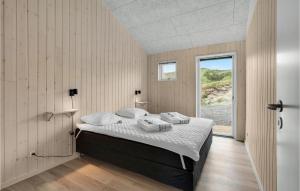 Postel nebo postele na pokoji v ubytování Nice Home In Løkken With Sauna
