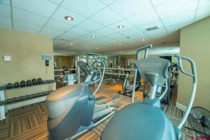 Fitness centrum a/nebo fitness zařízení v ubytování Studio Perfect Location 322 with Pool and Hot Tub