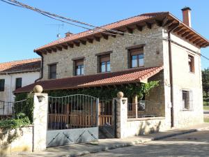 una casa con una puerta delante de ella en El Encinar, en Tarilonte