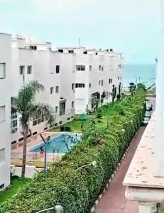 Pont BlondinにあるAppartement, Salam Beachの白いアパートメントビル群(スイミングプール付)