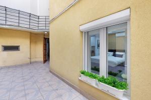 ein Balkon mit einem Fenster mit einem Bett in einem Schlafzimmer in der Unterkunft Paradise Museum City Center in Belgrad
