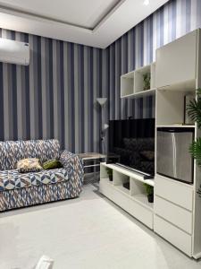 a living room with a couch and a tv at شقة الحياة 1 in Medina