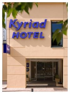 un panneau d'hôtel sur le côté d'un bâtiment dans l'établissement Kyriad Villefranche Sur Saone, à Villefranche-sur-Saône