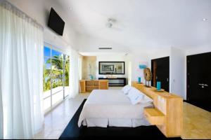 Postel nebo postele na pokoji v ubytování New private luxury villa in Punta Cana + 24 fotografií