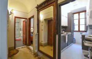 Η κουζίνα ή μικρή κουζίνα στο 2 Bedroom Nice Apartment In Arezzo +12 φωτογραφίες