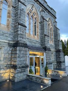Φωτογραφία από το άλμπουμ του The Classrooms, Loch Ness Abbey - 142m2 Lifestyle & Heritage apartment - Pool & Spa - The Highland Club - Resort on lake shores σε Fort Augustus