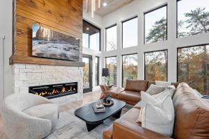 Un lugar para sentarse en Luxury 3 Br Cabin Indoor Pool Hot Tub Fire Pit