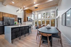 Una cocina o cocineta en Luxury 3 Br Cabin Indoor Pool Hot Tub Fire Pit