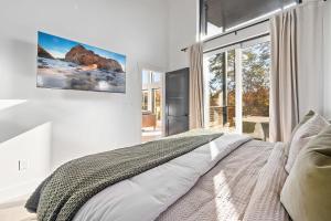 Una cama o camas en una habitación de Luxury 3 Br Cabin Indoor Pool Hot Tub Fire Pit 47 fotos más