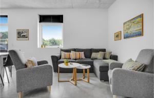 Χώρος καθιστικού στο Beautiful Home In Ebeltoft With Sauna