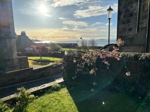Fotografie z fotogalerie ubytování Inchview Beachfront with Log Fire near Edinburgh v destinaci Burntisland