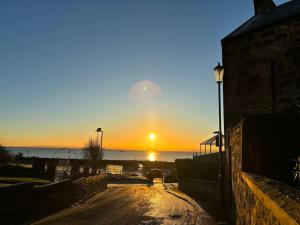Fotografie z fotogalerie ubytování Inchview Beachfront with Log Fire near Edinburgh v destinaci Burntisland