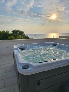 加利波利Costiero Elegant Suites B&B Gallipoli的海景按摩浴缸