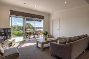 Ruang duduk di Te Whau Bach Apartments - Stay Waiheke