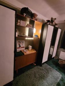una habitación con una estantería y un refrigerador en Mary's Villa, en Felixstowe