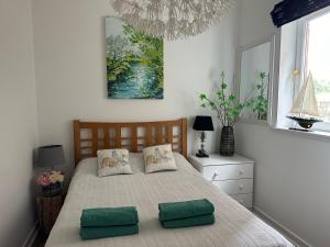 une chambre avec un lit avec deux oreillers verts dessus dans l'établissement Stunning 2 bedroom apartment, à Glasgow