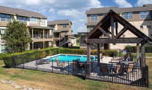 einen Pool in einem Hof mit einem Gebäude in der Unterkunft Golfer's Paradise in New Braunfels