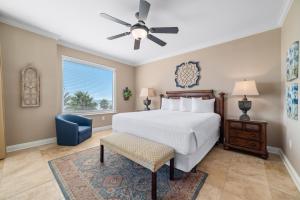 una camera da letto con un letto e un ventilatore a soffitto di Indigo East Unit 403E a Pensacola