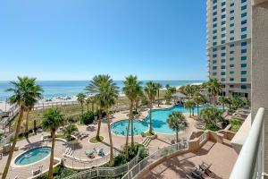 una vista aerea di un resort con palme e oceano di Indigo East Unit 403E a Pensacola