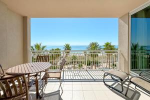 un balcone con tavolo e sedie e vista sull'oceano di Indigo East Unit 403E a Pensacola