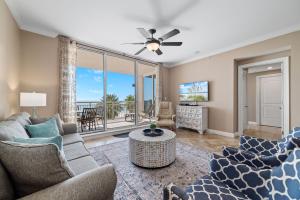un soggiorno con vista sull'oceano di Indigo East Unit 403E a Pensacola