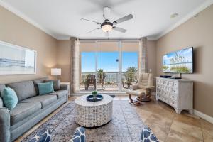 un soggiorno con un divano e una TV di Indigo East Unit 403E a Pensacola Altre 53 foto