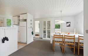 Kuchyň nebo kuchyňský kout v ubytování Gorgeous Home In Hadsund With Kitchen