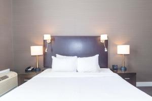 Posteľ alebo postele v izbe v ubytovaní Sandman Signature Kamloops Hotel