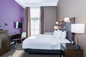 Posteľ alebo postele v izbe v ubytovaní Sandman Signature Kamloops Hotel