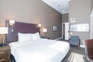 Posteľ alebo postele v izbe v ubytovaní Sandman Signature Kamloops Hotel