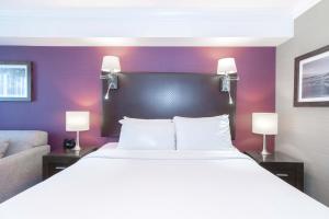 Posteľ alebo postele v izbe v ubytovaní Sandman Signature Kamloops Hotel
